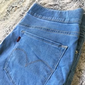 Levi’s light wash, ankle length pull-on jegging